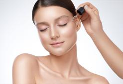 Hogyan válasszunk hatékony arcszérumot? Olajok, hialuronsavak és... minden más fokozó anyag