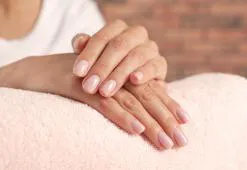 Le a géllel! Hogyan hozzuk helyre a sérült körmöket a gél lakk manikűr után?